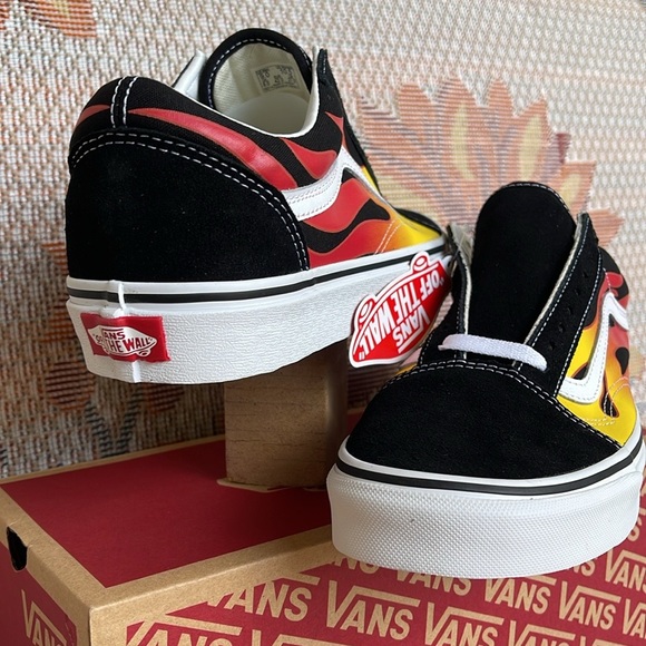 Vans Men’s Old Skool
(Flame) Black/Black/True White
VN0A38G1PHN
Sneakers - Picture 13 of 16